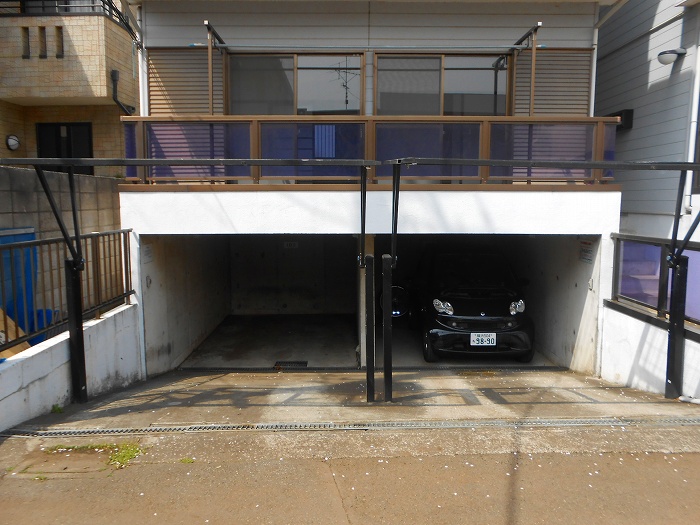 Parking lot. Covered building in the parking lot. 