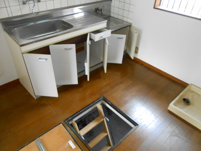 Kitchen. Two-burner stove installation Allowed. 