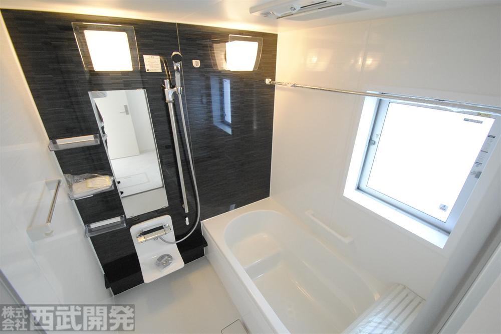 Bathroom. Hitotsubo ・ Barrier type mist sauna with ventilation dryer ・ The window in the bathroom