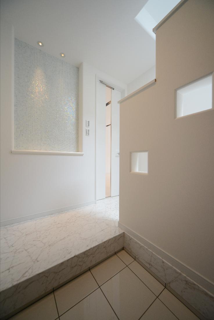 Entrance. The entrance hall floor, We use artificial marble. As a place that welcomes you, We look luxurious make. 