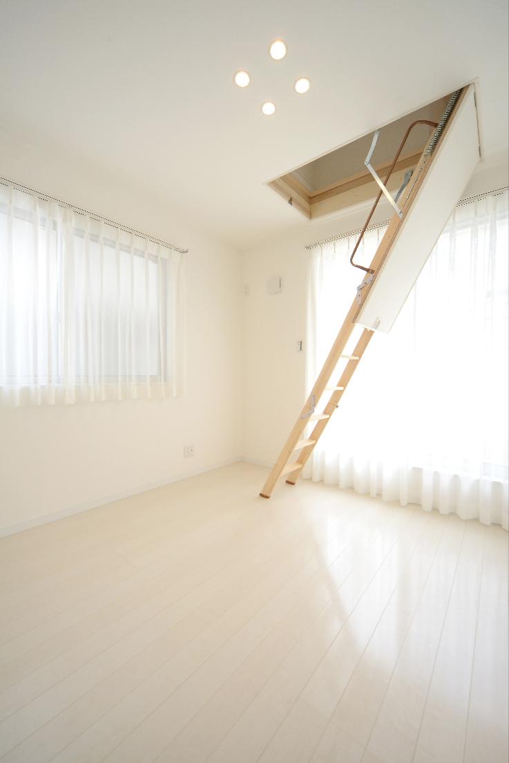 Non-living room. A loft room (Loft about 3.0 Pledge)