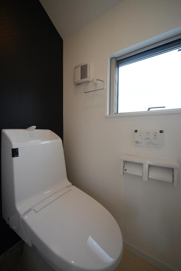 Toilet. As an accent on the wall, We have designed a Venetian mosaic tile. In addition, since 1F toilets are near the entrance, When the child was go home, To wash immediately hand, There is also a mirror with hand washing facilities. 