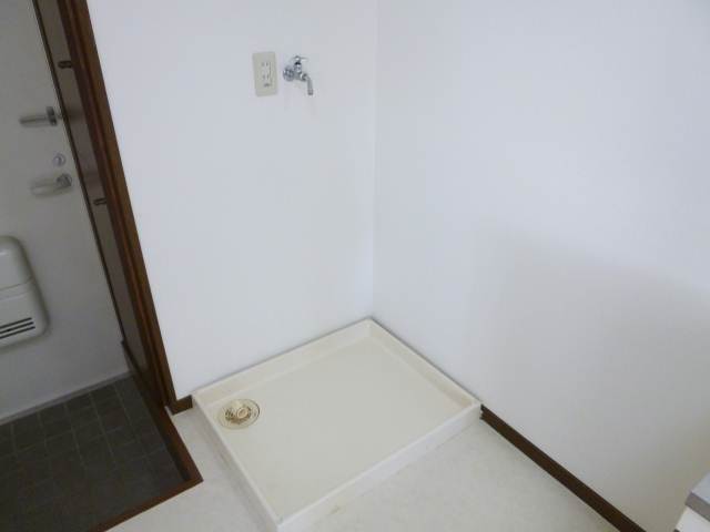 Washroom. On-site Laundry Area