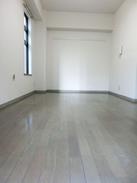 Living and room. It is south-facing corner room