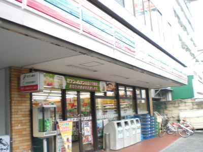 Convenience store. 600m to Seven-Eleven (convenience store)