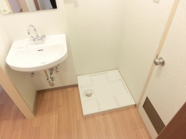 Washroom. Independent wash basin Indoor Laundry Storage Full renovation is a new article!