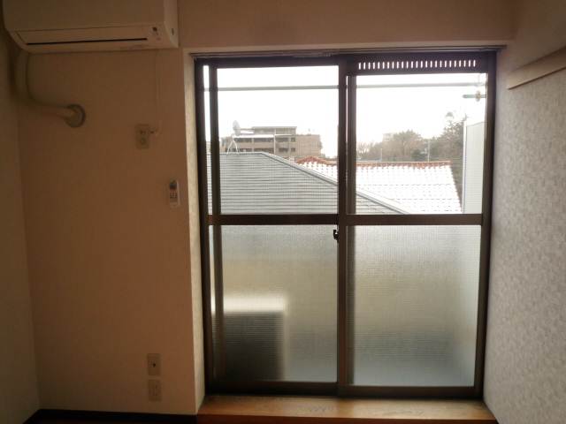 Living and room. Facing south in sunny
