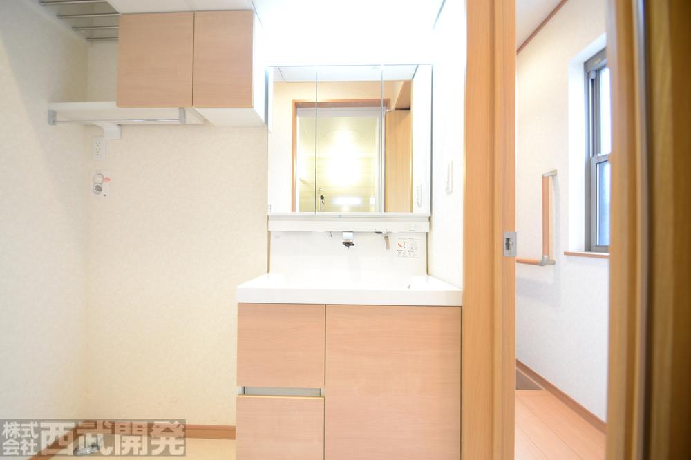 Wash basin, toilet. Shampoo dresser ・ Three sides with mirrors     Laundry Area