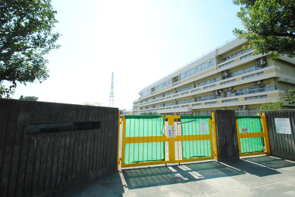 Primary school. Kokubunji stand up to the second elementary school 690m