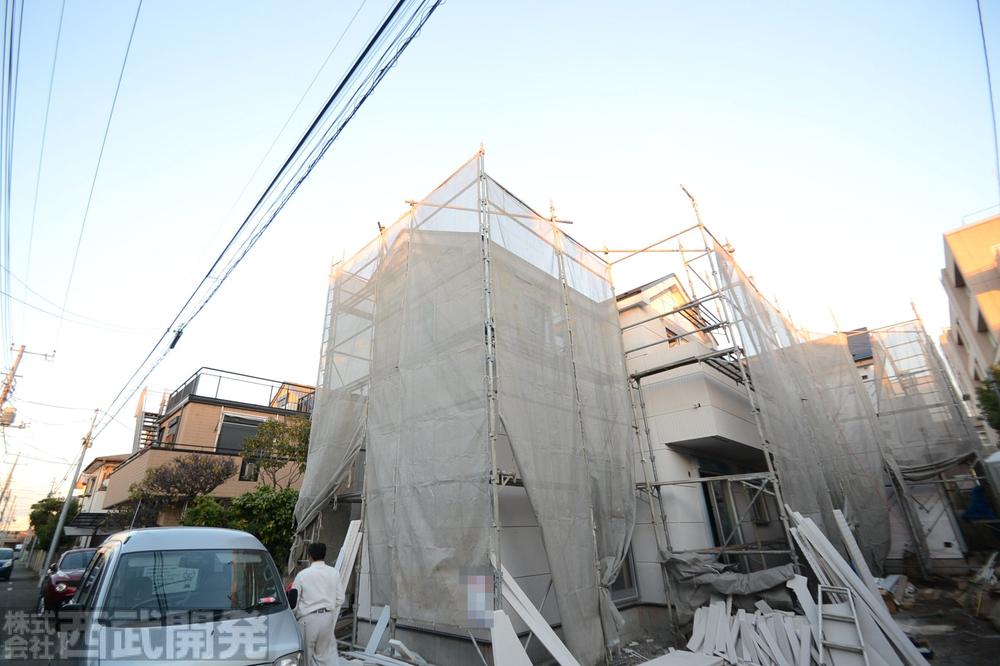 Local photos, including front road. Local (11 May 2013) Shooting 1 Building