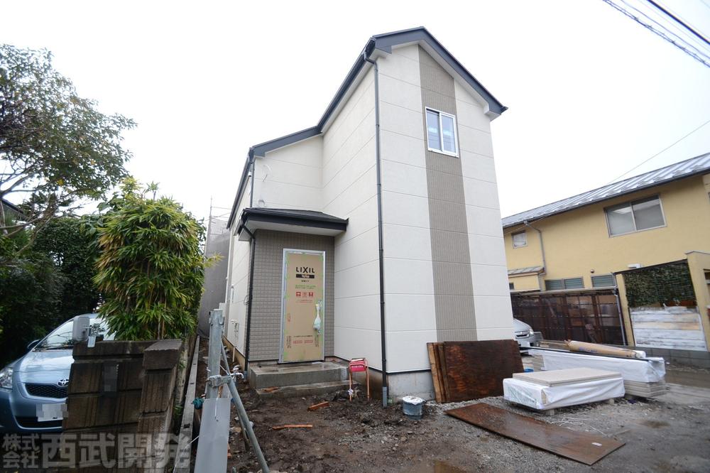 Local photos, including front road. Local (12 May 2013) Shooting 1 Building