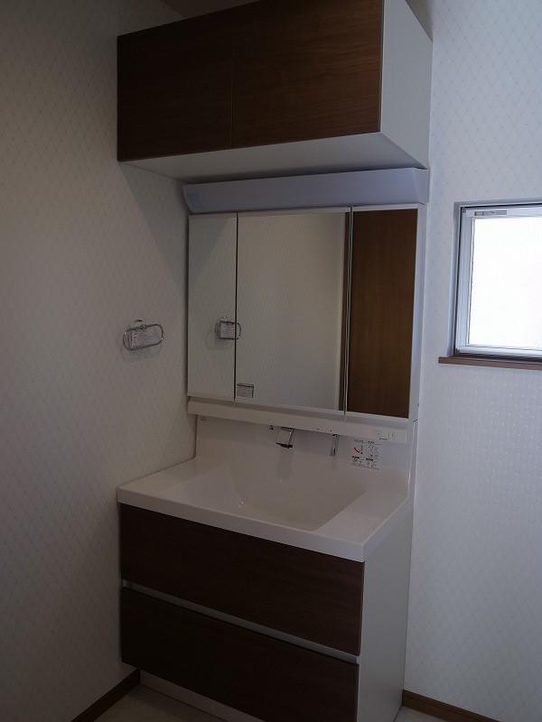 Wash basin, toilet. 1 Building