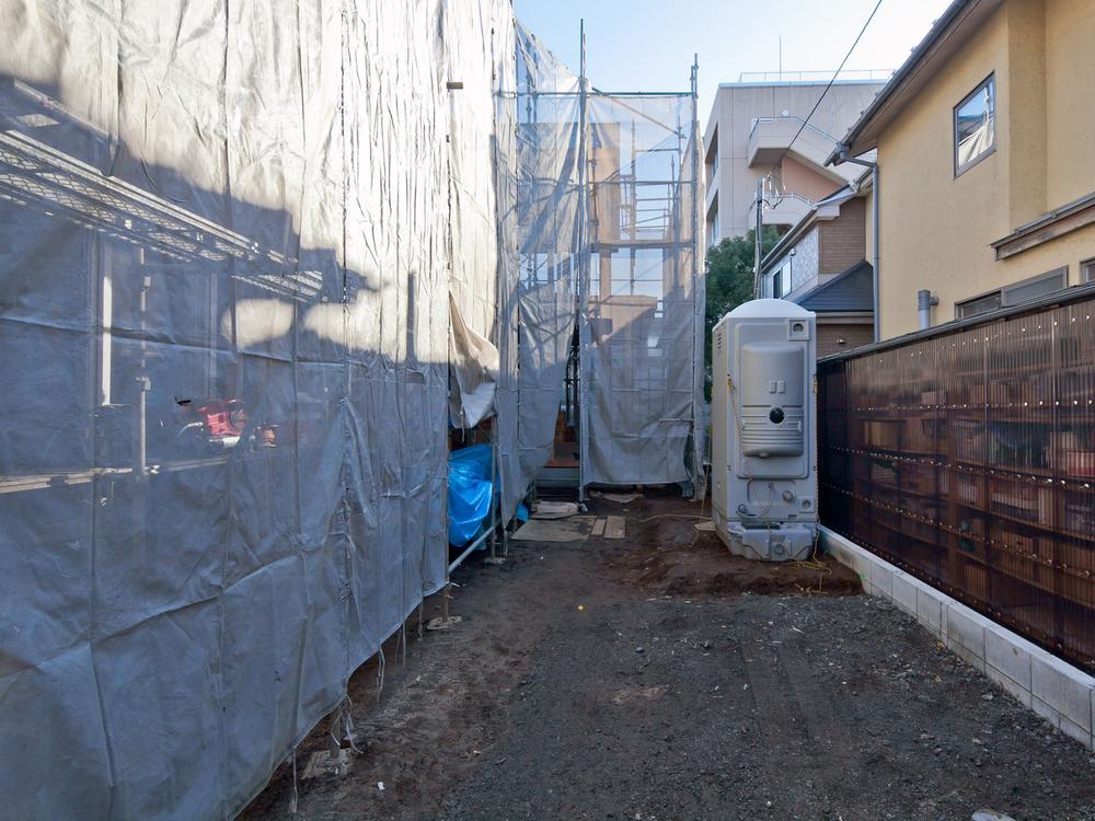 Local photos, including front road. t site (December 2013) Shooting