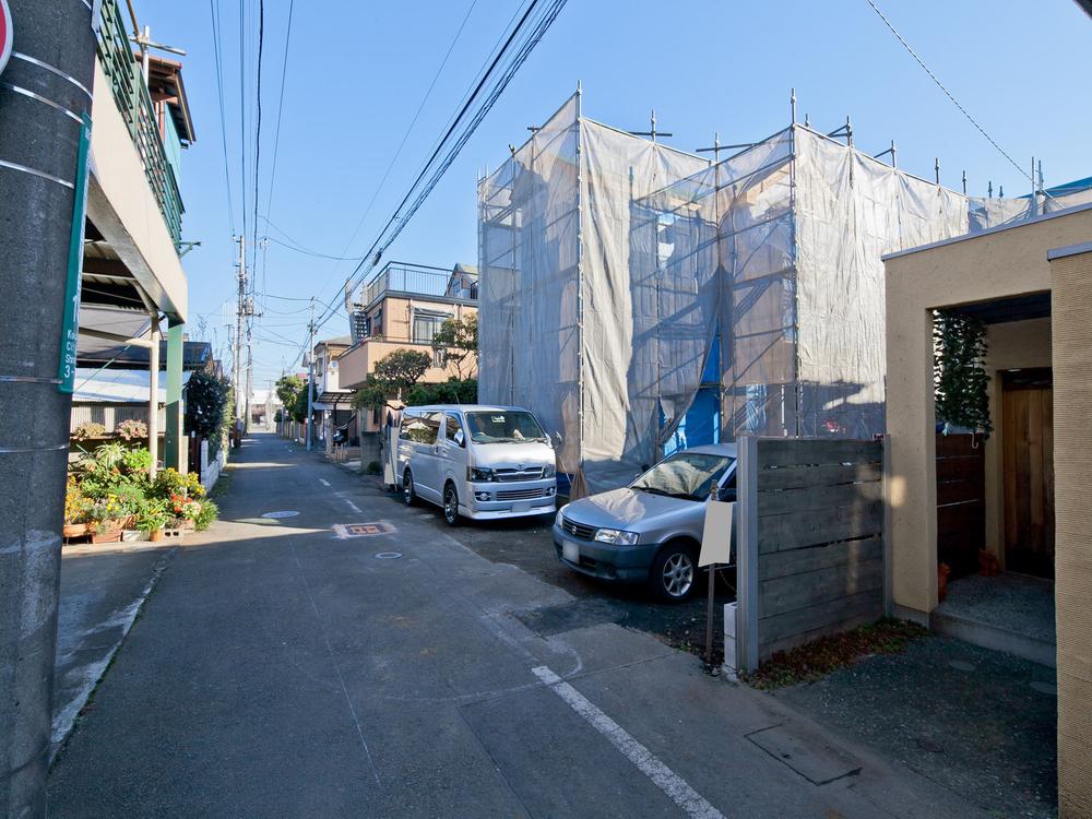 Local photos, including front road. A wide house for a very happy moment the future of the family in life to buy a house for the future increase family ~ Local (12 May 2013) Shooting