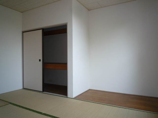 Living and room. There is alcove