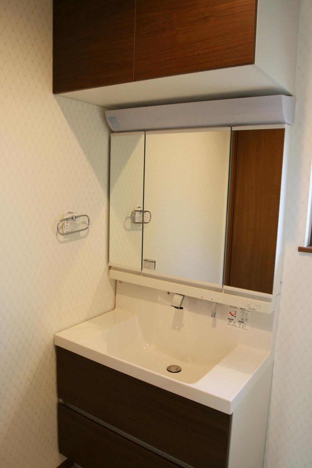 Wash basin, toilet. ● vanity can be stored: 2013 November shooting