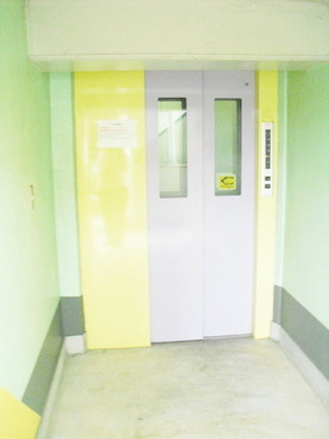 Entrance. With elevator