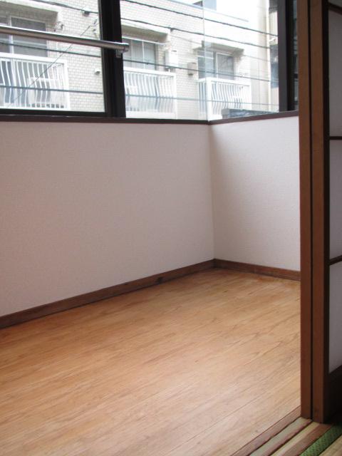 Non-living room. Indoor (10 May 2013) Shooting Not troubled to be washing a rainy day in the solarium