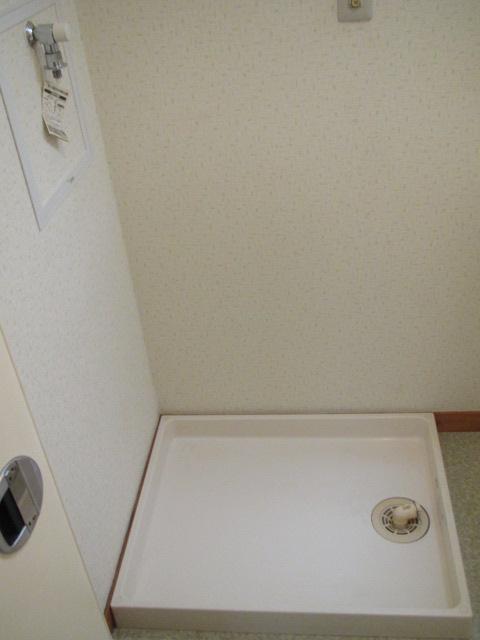 Wash basin, toilet. Indoor (10 May 2013) Shooting Washing machine in the room