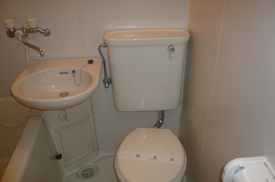Toilet. Toilet (3-point unit bus)