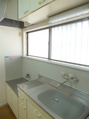 Kitchen. Gas two-burner installation Allowed Also sufficient ventilation there is also a window