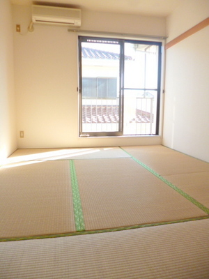 Living and room. Facing south Soothing Japanese-style room