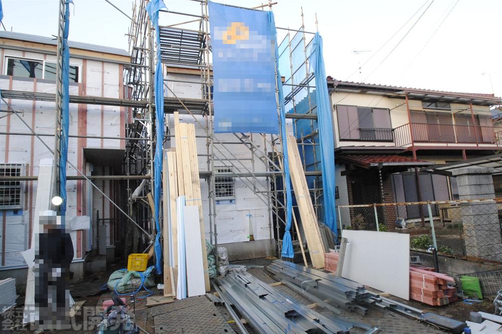 Local photos, including front road. Local (11 May 2013) Shooting Building 2