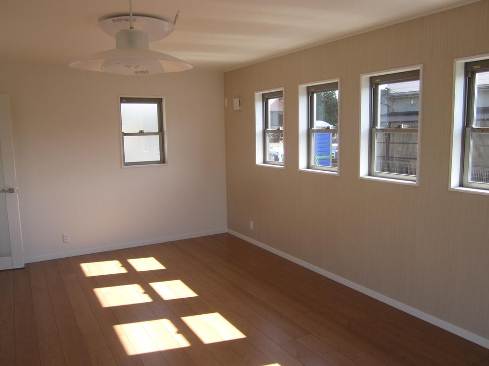 Same specifications photos (living). ● same specifications: Living 2