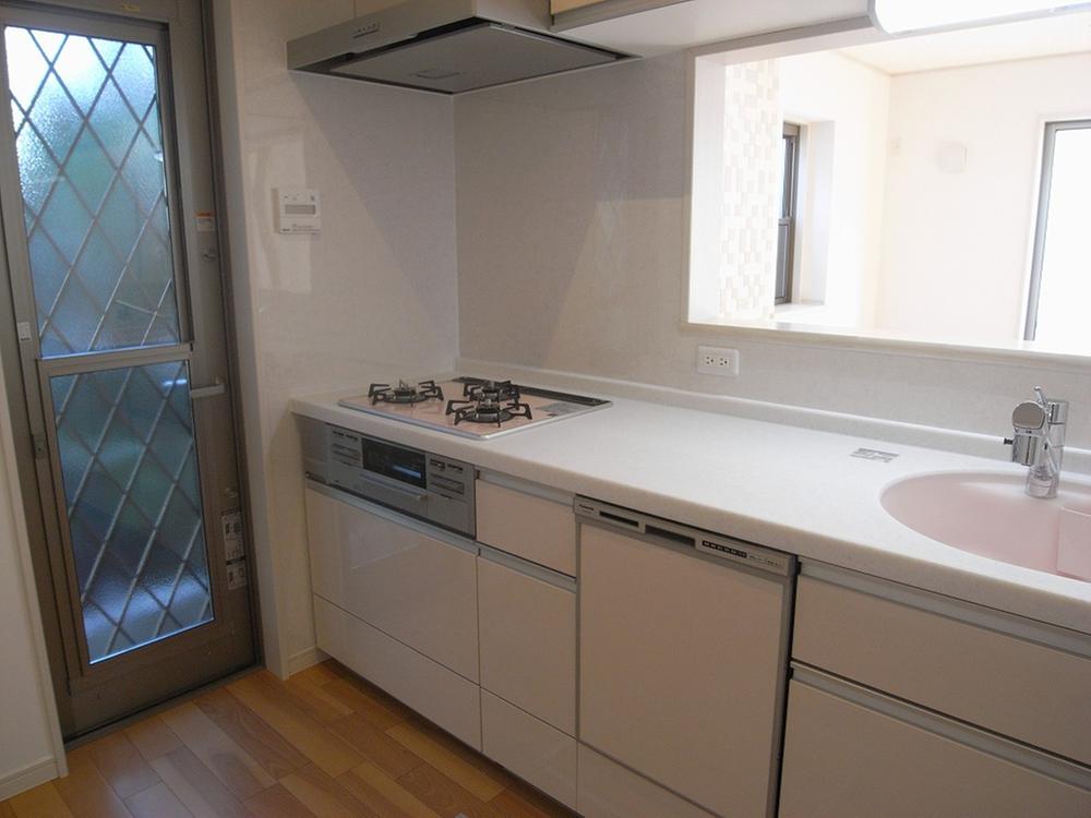 Kitchen. System kitchen with dishwasher