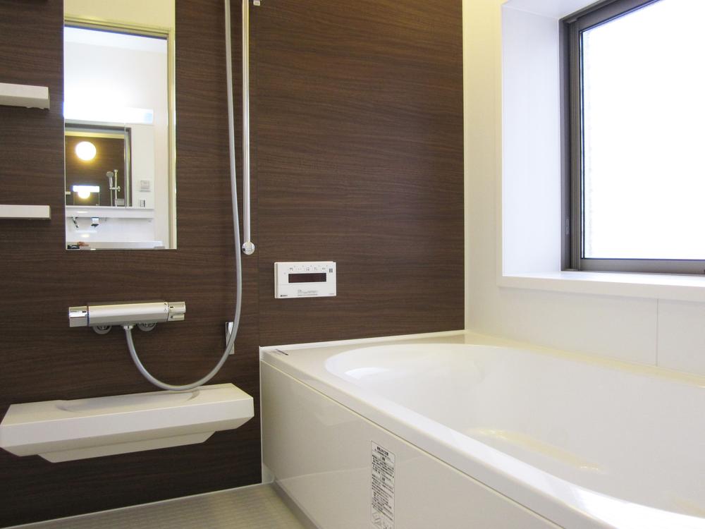 Same specifications photo (bathroom). Bright bathroom has the same specifications ● window