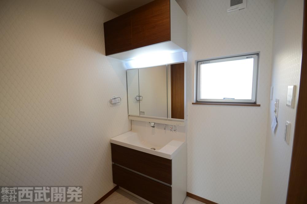 Wash basin, toilet. Shampoo dresser ・ Three sides with mirrors