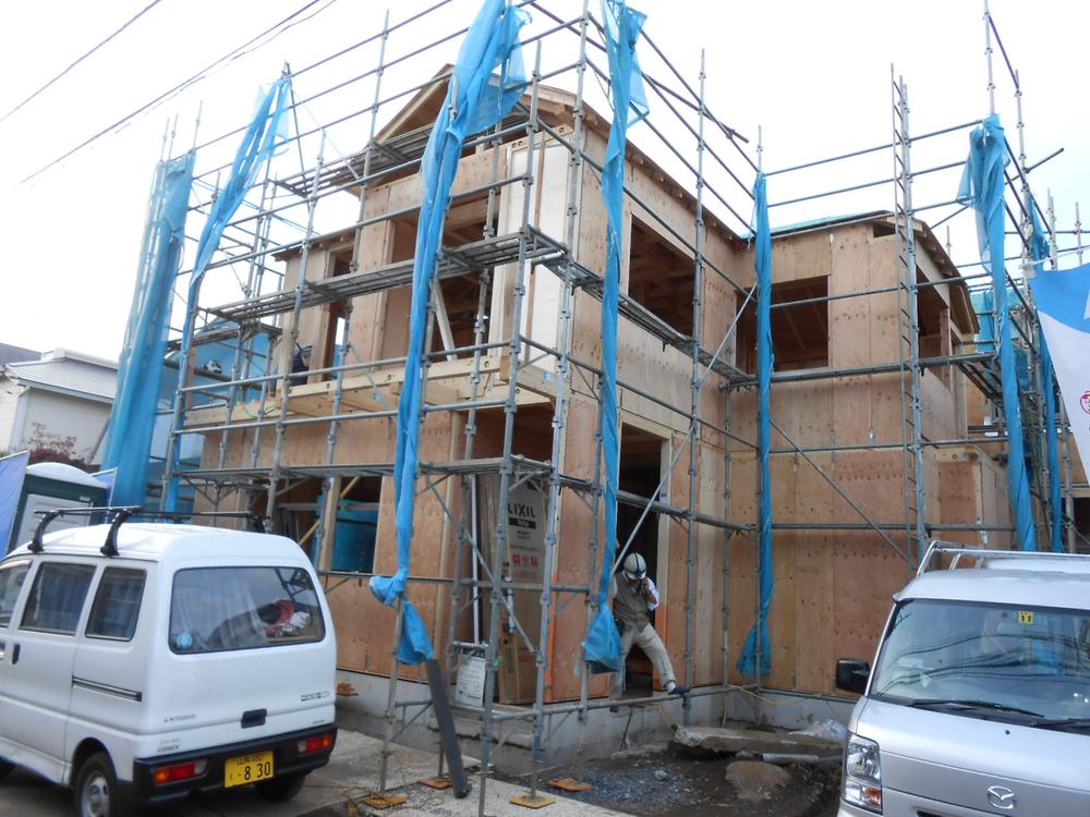 Local photos, including front road. November shooting