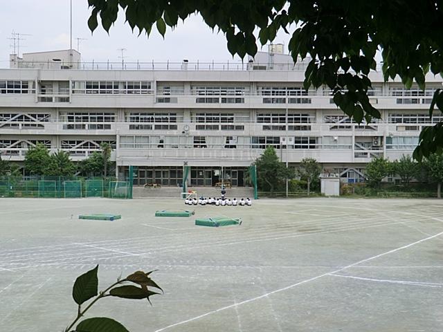 Junior high school. 1100m to the second junior high school