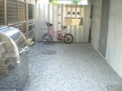 Other common areas. Bicycle parking spaces that do not wet in the rain