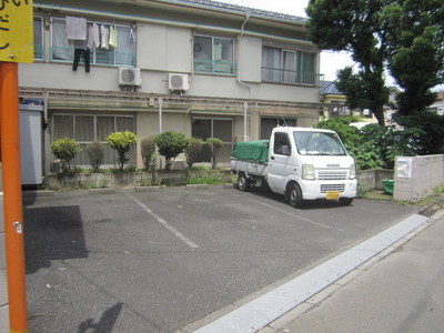 Parking lot. Parking is also right next to.