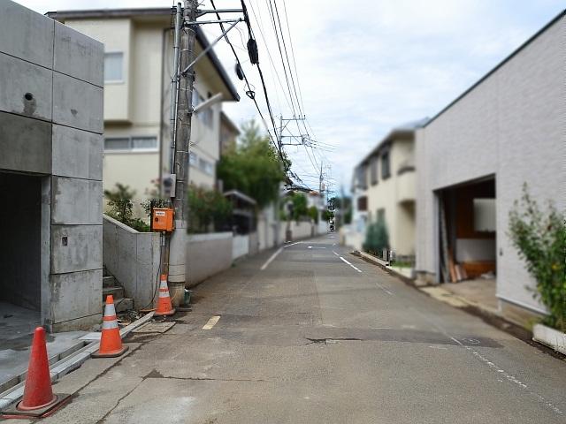 Local photos, including front road. Kokubunji Izumi-cho 1-chome, contact road situation