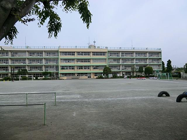 Primary school. Kokubunji stand up to the first elementary school 607m