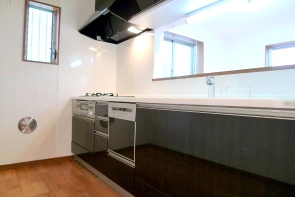 Same specifications photo (kitchen). It is the same specification kitchen of our construction example.  And the door surface material feeling of luxury, Using the excellent artificial marble sink in durability. 
