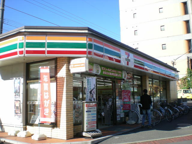 Supermarket. 450m to Seven-Eleven (super)