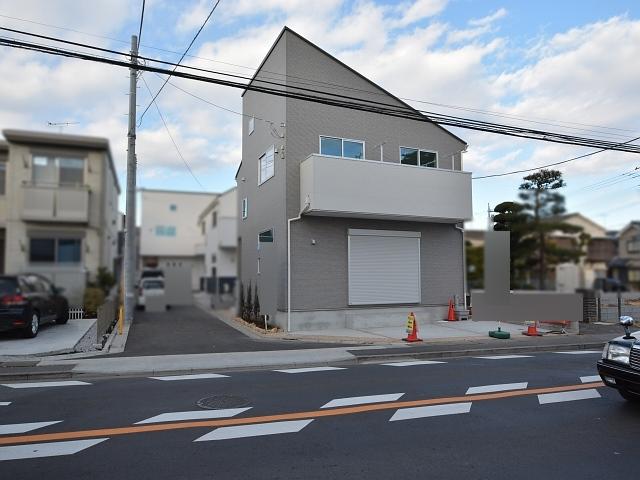 Local photos, including front road. Kokubunji Izumi-cho 1-chome, contact road situation