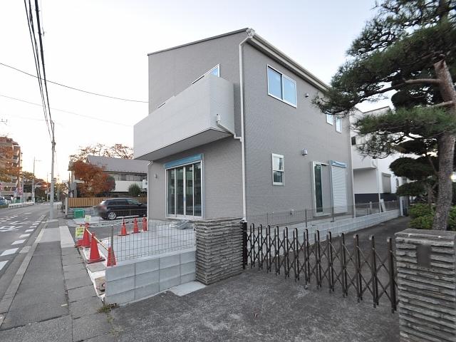 Local appearance photo. 1 Building During construction