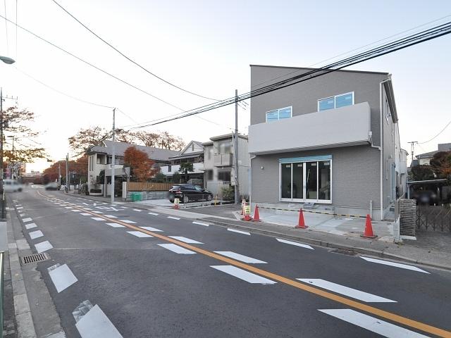 Local photos, including front road. Contact road situation