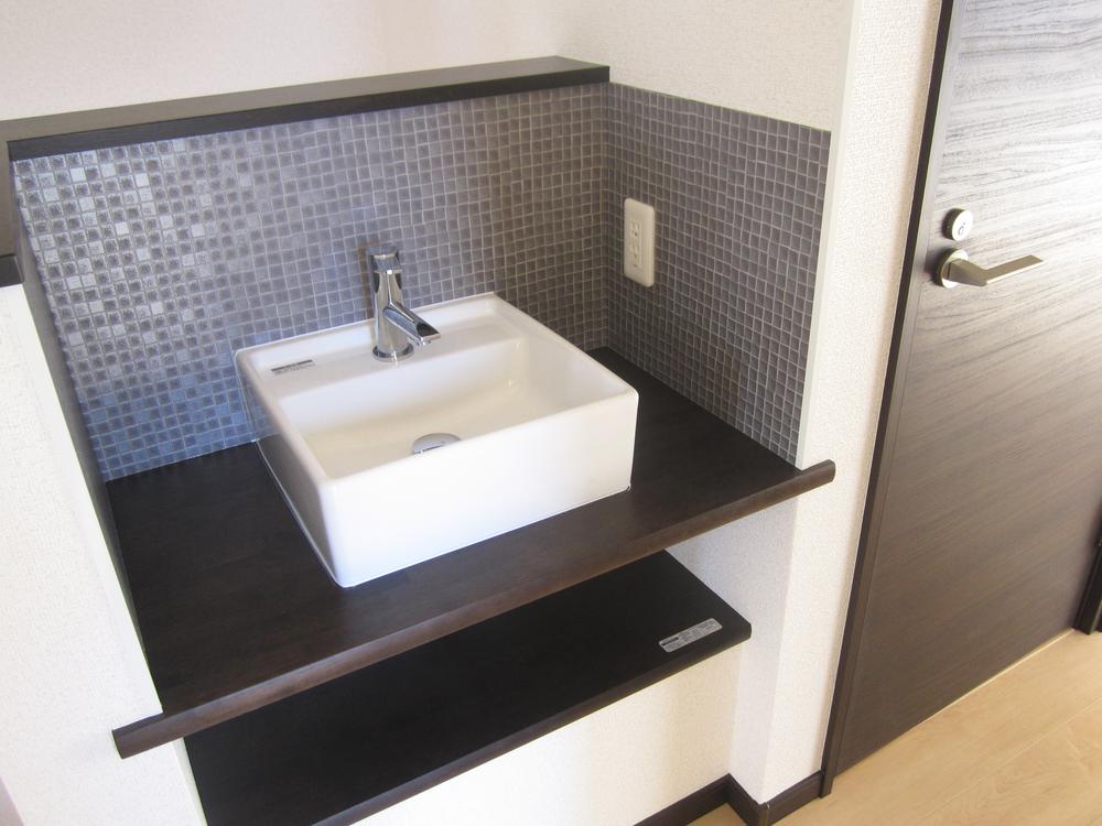 Wash basin, toilet. ● we established the basin to 2F