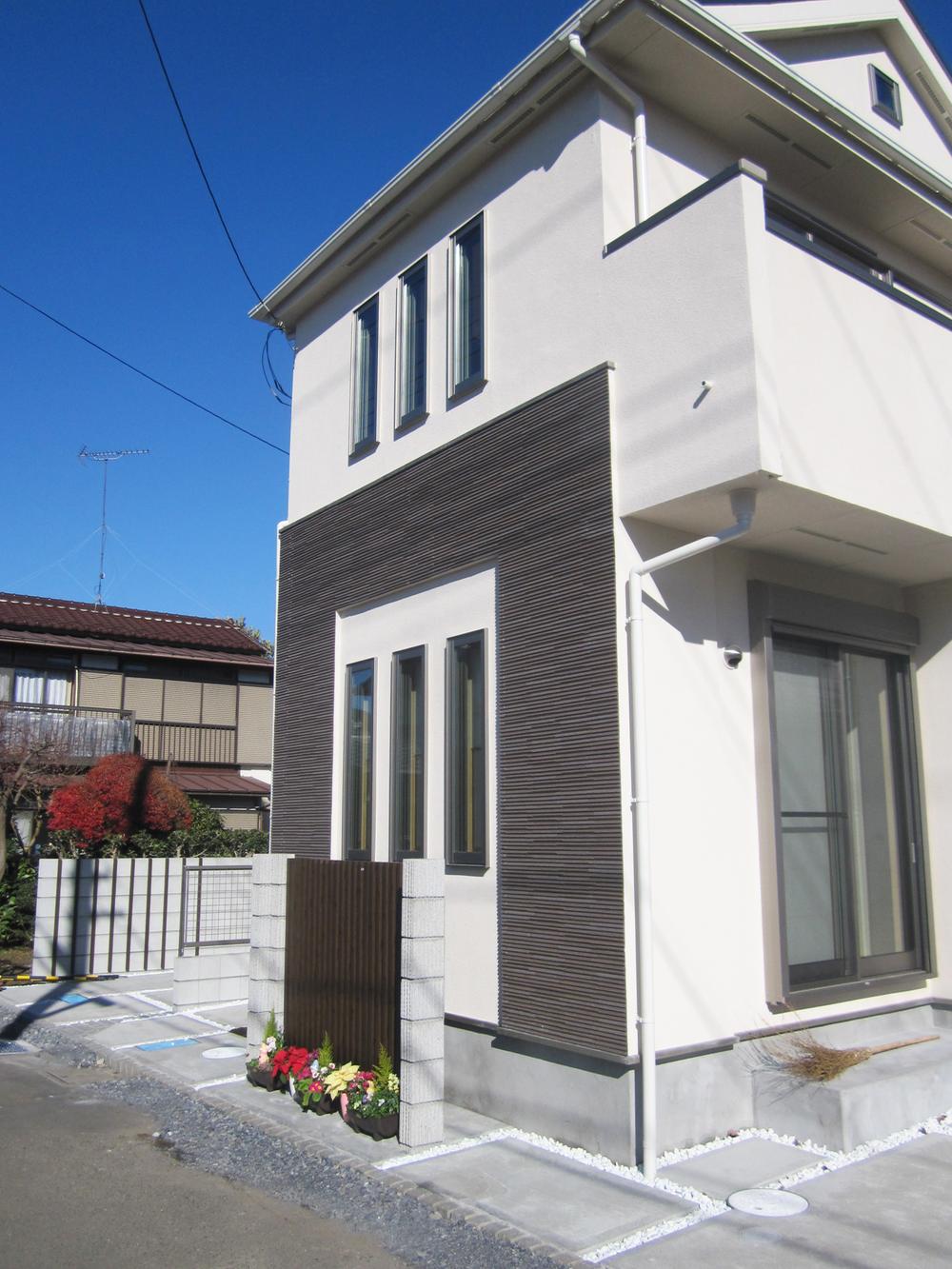 Local photos, including front road. ● possible preview per completed already