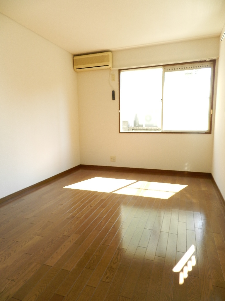 Living and room. This day is also on the first floor ・ Brightness down pat