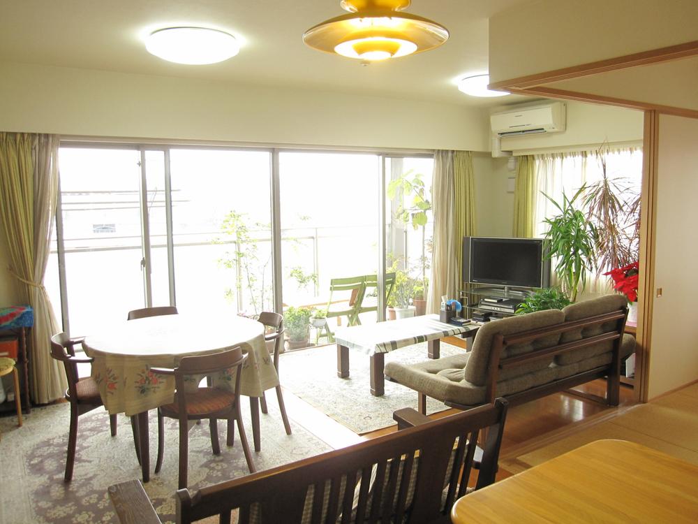 Living. Bright and airy living. When the weather is nice you views of the Mount Fuji.