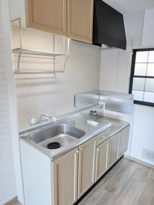 Kitchen. Spacious kitchen is a gas stove can be installed ・ Ceiling storage is also a generous