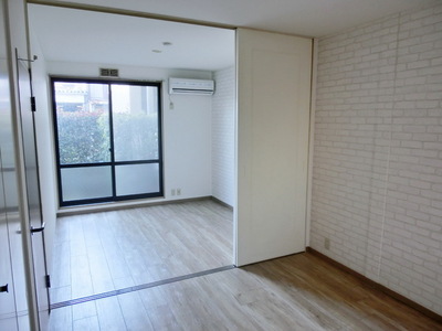 Living and room. South-facing sunny ・ And connect the DK and Western can wide room