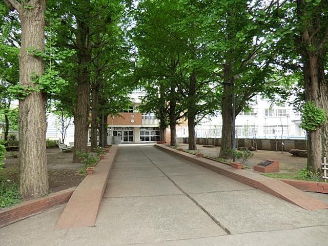 Junior high school. Komae 920m to the third junior high school