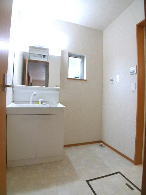 Wash basin, toilet. Wash room (5 Building)